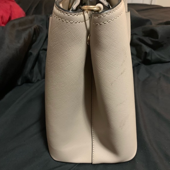 Prada - Picture 2 of 5